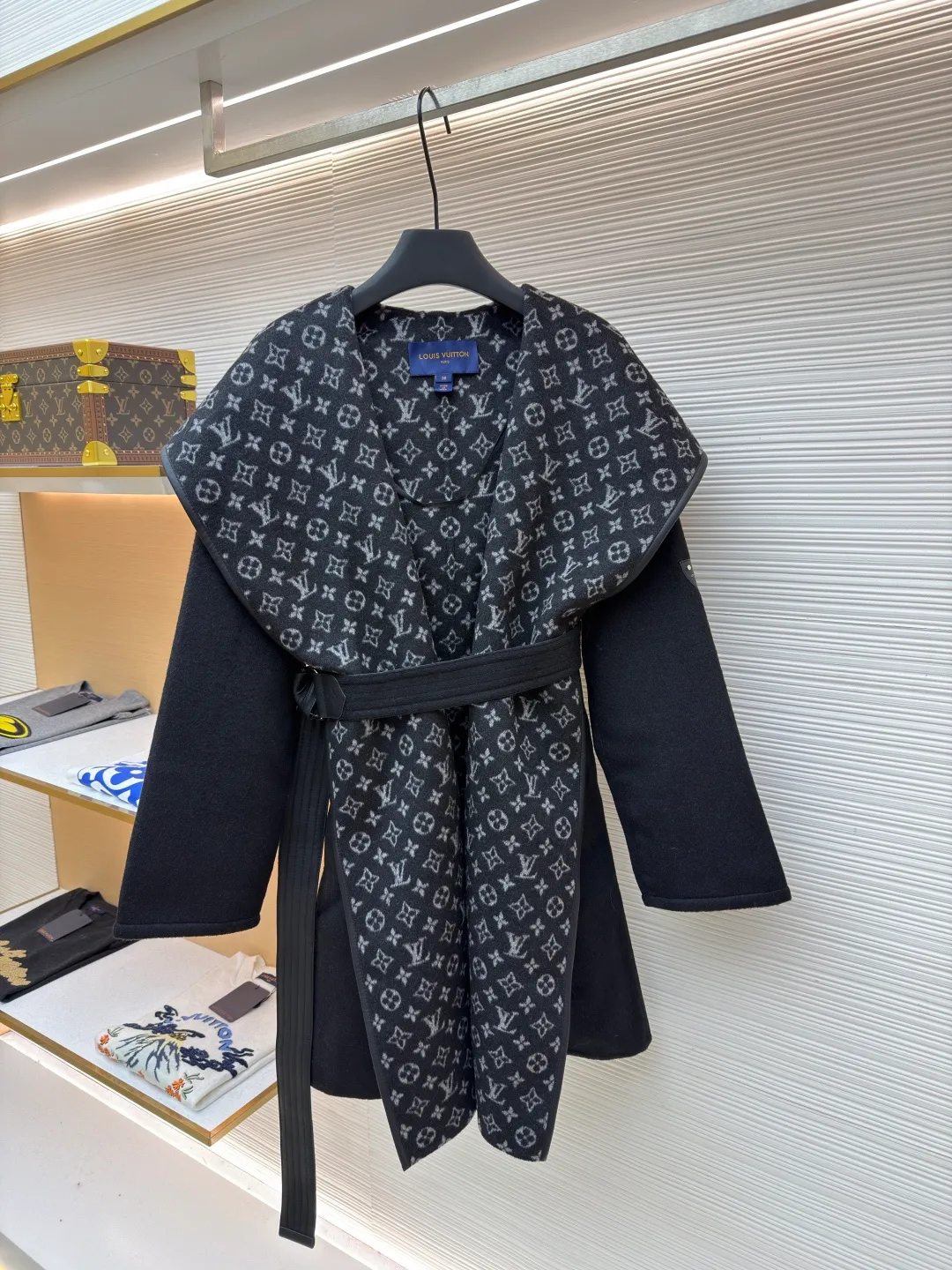 LOUIS VUITTON Wool lace-up hooded coat (mid-length) ●Original version: Purchased and developed by 36669 ●Item number: 1682297-J025 ●Fabric: wool fabric ●Technology: jacquard production ●Color: black ●Version: loose fit ●Weight: about 1575 grams ●Size: 34-36-38-40 ●Description: This presbyopic wool coat is made of double-sided blended wool fabric imported from Italy. The main part is made of high-density matte black wool, which has been pre-shrunk and steam-set to ensure that the fabric is stiff and not easily deformed. The large lapel and belt areas use jacquard weaving technology to present the classic presbyopic pattern as a three-dimensional texture. The pattern is digitally positioned and plated to ensure that the texture is symmetrical and clear. The body of the garment is unlined and double-sided sewn to reduce the weight of the garment while improving skin-friendliness. The cuffs and hem are hand-stitched to reveal exquisite details. The waist is customized with a wide belt of the same fabric, with an adjustable buckle design with invisible stitching, allowing the silhouette to be freely adjusted; the neckline adopts a double-layer composite structure, combined with the fixation process of hand-made arch stitches, to make the large lapels more three-dimensional. Every splicing follows the precision sewing standard of 1cm/8 stitches, perfectly integrating craftsmanship and design aesthetics. The overall wiring is straight and delicate, the fabric is comfortable and soft, and the color is consistent without color difference. It can be matched with the same style to create a fashionable look and control various occasions. Customized accessories, complete with three standards, same style for men and women!
